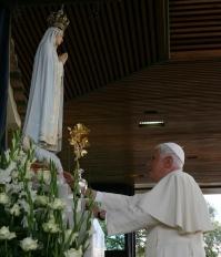 EL PAPA ENTREGÓ UNA ROSA DE ORO AL SANTUARIO DE FÁTIMA